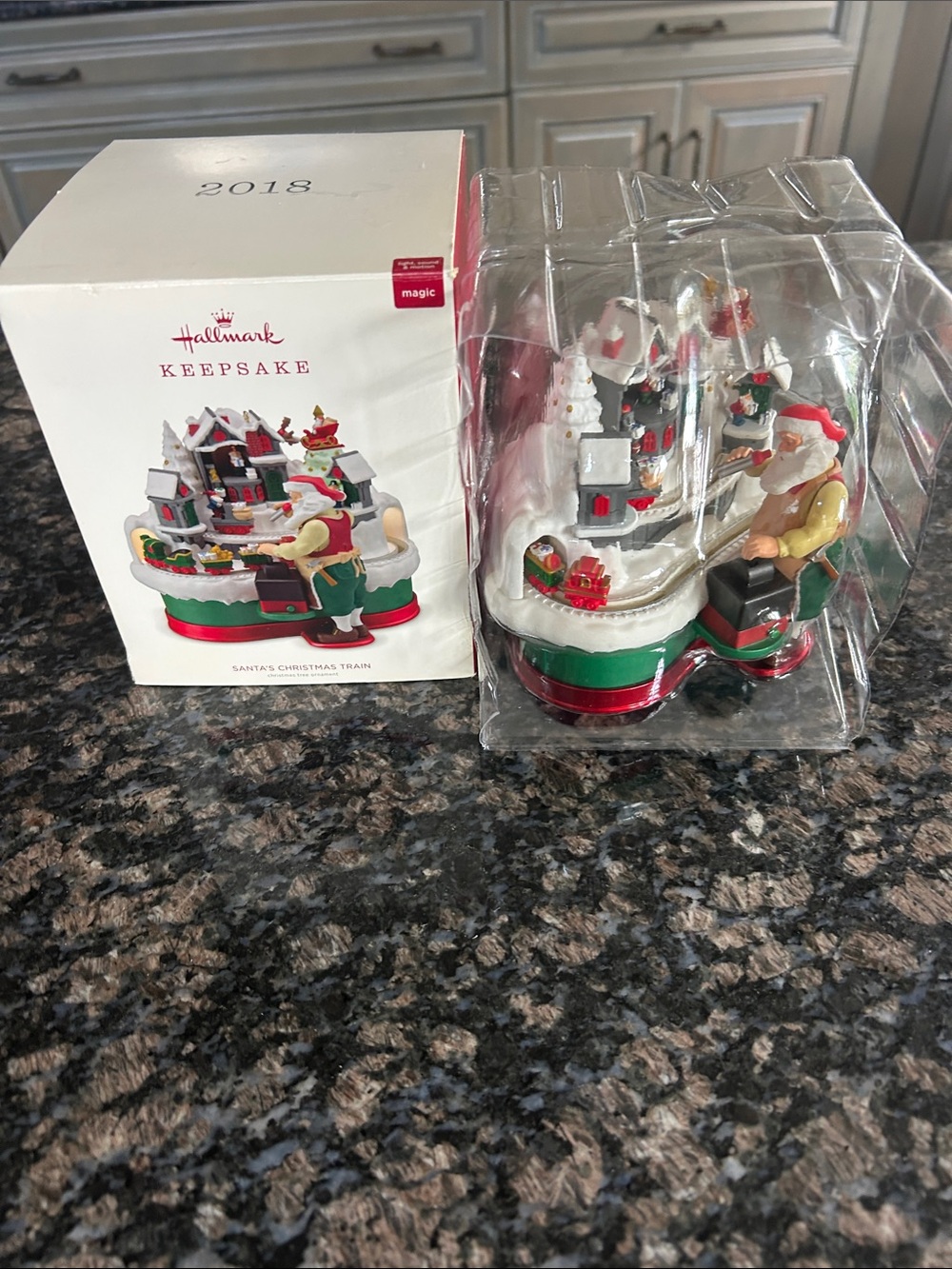 HALLMARK 2018 LIGHT,SOUND & MOTION KEEPSAKE SANTA'S CHRISTMAS TRAIN NWT